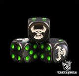 dados inspirados en todos los orkos de warhammer de base de color negro con puntos verdes y el logo es una calavera de orko de color blanco