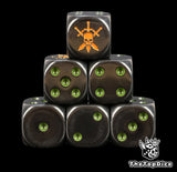 dados inspirados en los Gaunt's Ghosts de warhamemr de los astra militarum de base de color negro con puntos de color verde militar y el logo es una calavera atravesada por 3 espadas de colro dorado todo