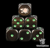 dados inspirados en los salamandras de warhammer los drake warriors de base de color negro con puntos verdes y el logo es una cara de salamandra dragon color blanco