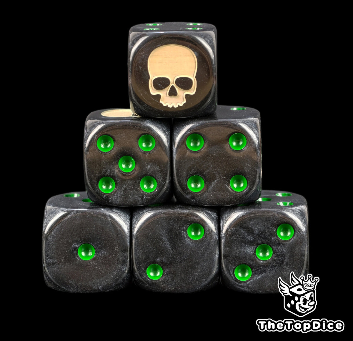 dados inspirados en los mortifactors  de warhammer y astra militarum de base de color negro puntos verdes y el logo es una calavera color hueso beige