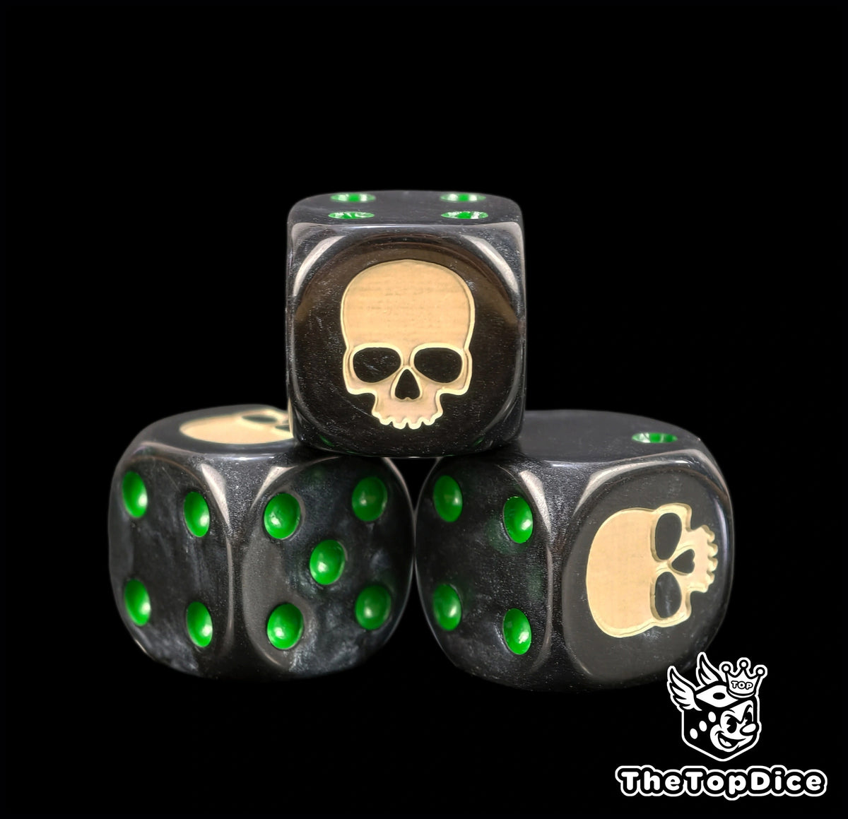 dados inspirados en los mortifactors  de warhammer y astra militarum de base de color negro puntos verdes y el logo es una calavera color hueso beige