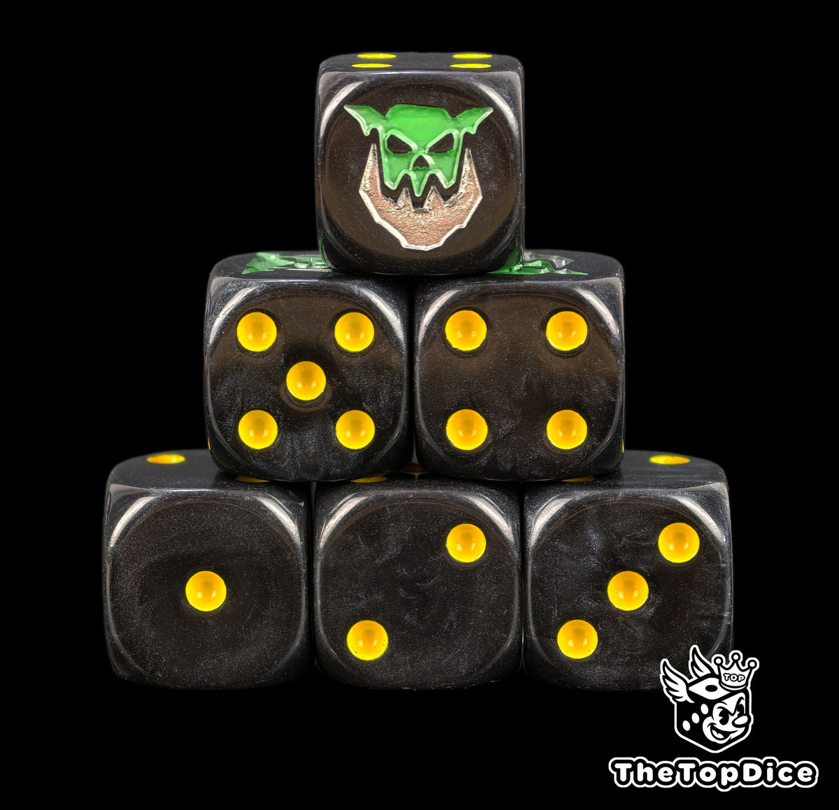 dados inspirados en los orkos iron jawz de warhammer de age of sigmar de base de color negro puntos amarillos y el logo es una cara de orko verde que tiene una mandibula de iron color silver