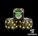 dados inspirados en los orkos iron jawz de warhammer de age of sigmar de base de color negro puntos amarillos y el logo es una cara de orko verde que tiene una mandibula de iron color silver