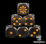 dados inspirados en los chaos knights de warhammer y adeptus titanicus de base de color negro con puntos dorados y el logo es un casco de chaos knight dorado