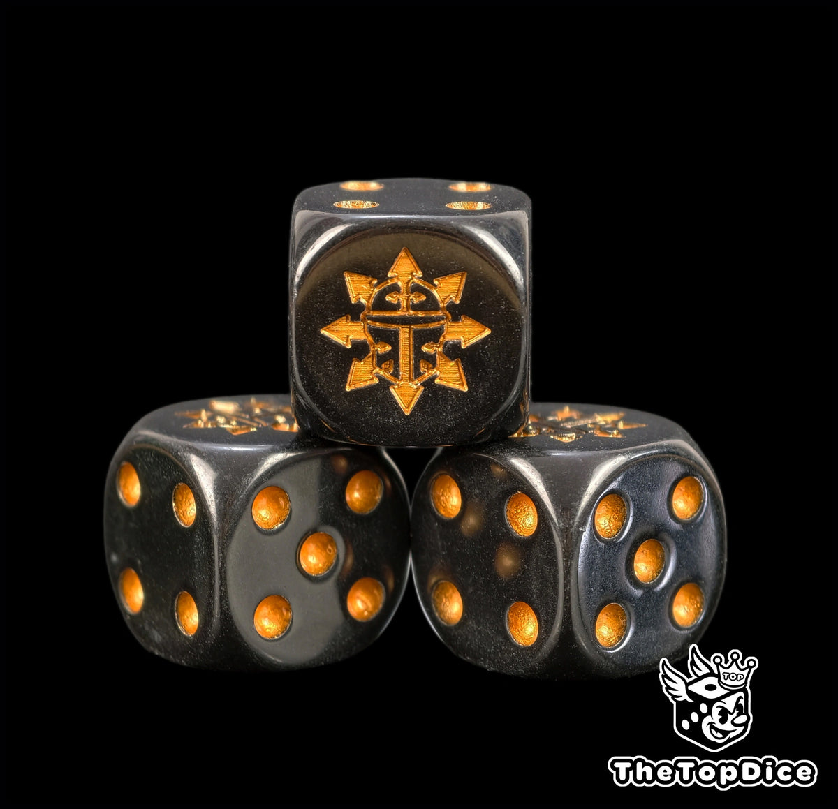 dados inspirados en los chaos knights de warhammer y adeptus titanicus de base de color negro con puntos dorados y el logo es un casco de chaos knight dorado