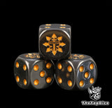 dados inspirados en los chaos knights de warhammer y adeptus titanicus de base de color negro con puntos dorados y el logo es un casco de chaos knight dorado