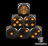 dados inspirados en los imperial knights de warhammer y adeptus titanicus de base de color negro con puntos dorados y el logo es un casco de imperial knight dorado