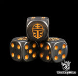 dados inspirados en los imperial knights de warhammer y adeptus titanicus de base de color negro con puntos dorados y el logo es un casco de imperial knight dorado
