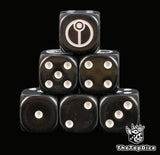 dados inspirados en los tau empire de warhammer los pathfinders xenos de base de color negro puntos blancos y el logo es el original de color blanco