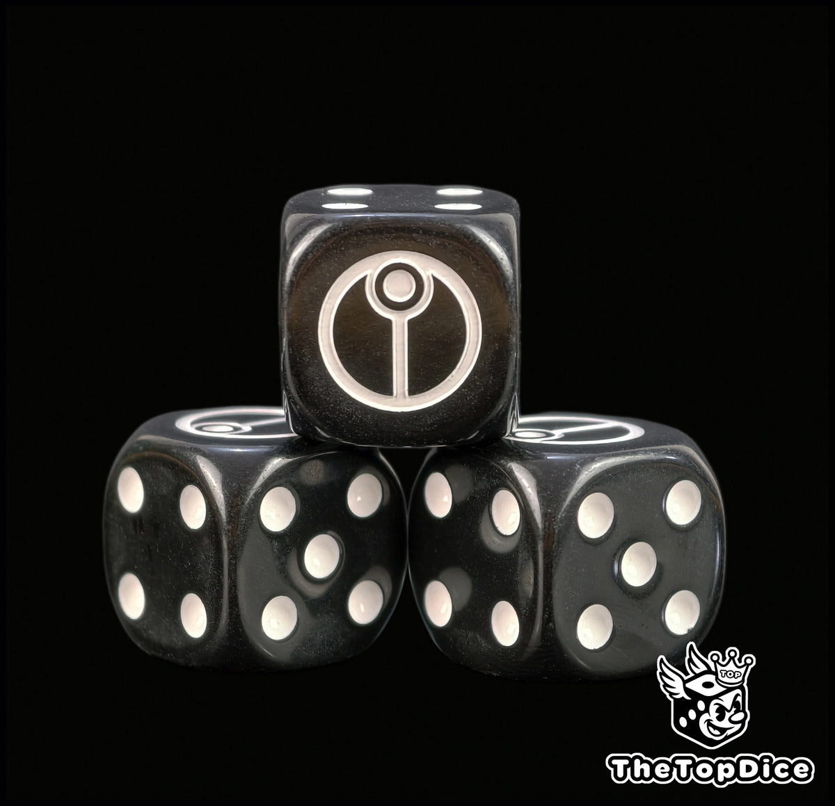 dados inspirados en los tau empire de warhammer los pathfinders xenos de base de color negro puntos blancos y el logo es el original de color blanco