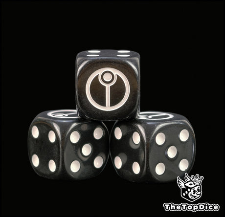 Close view of the white sept sigil engraved on a black D6 for T'au Pathfinder teams