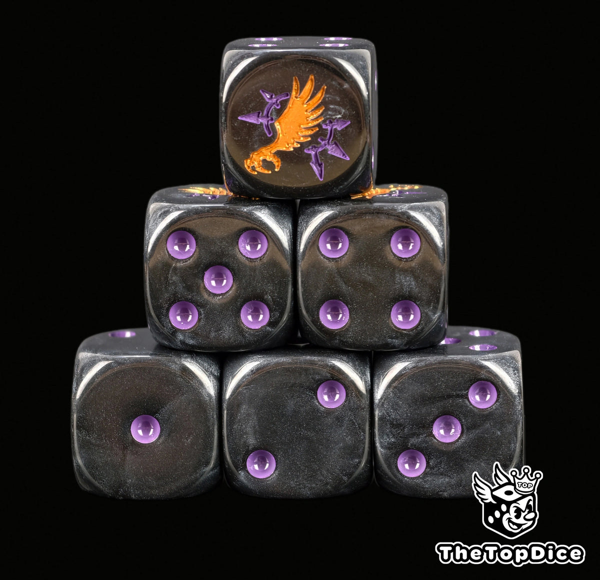 dados inspirados en los emperor of children de warhammer de base de color negro puntos purple y el logo es una garra con alas doradas y le rodea puntas del chaos purple