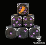 dados inspirados en los emperor of children de warhammer de base de color negro puntos purple y el logo es una garra con alas doradas y le rodea puntas del chaos purple