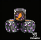dados inspirados en los emperor of children de warhammer de base de color negro puntos purple y el logo es una garra con alas doradas y le rodea puntas del chaos purple