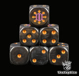 dados inspirados en los emperor of children de warhammer  de base de color negro puntos dorados y el logo es el numero de la legion III morado con puntas de estrella del chaos doradas