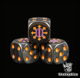 dados inspirados en los emperor of children de warhammer  de base de color negro puntos dorados y el logo es el numero de la legion III morado con puntas de estrella del chaos doradas