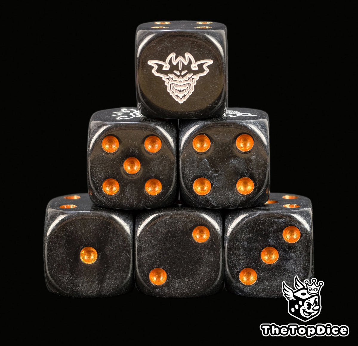 dados inspirados en la miniatura de warhammer de Be'lakor, el Señor Oscuro de base de color negro puntos dorados y el logo es la cara de Be'lakor color blanco