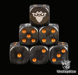 dados inspirados en la miniatura de warhammer de Be'lakor, el Señor Oscuro de base de color negro puntos dorados y el logo es la cara de Be'lakor color blanco