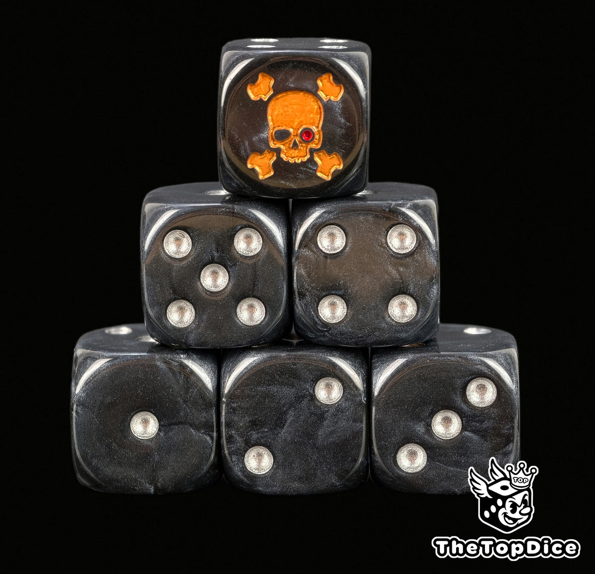 dados inspirados en los deatwatch de warhammer los xenos hunters de base de color negro y puntos silver y el logo es una calavera dorada con un ojo de color rojo