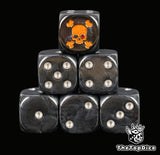 dados inspirados en los deatwatch de warhammer los xenos hunters de base de color negro y puntos silver y el logo es una calavera dorada con un ojo de color rojo