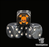 dados inspirados en los deatwatch de warhammer los xenos hunters de base de color negro y puntos silver y el logo es una calavera dorada con un ojo de color rojo