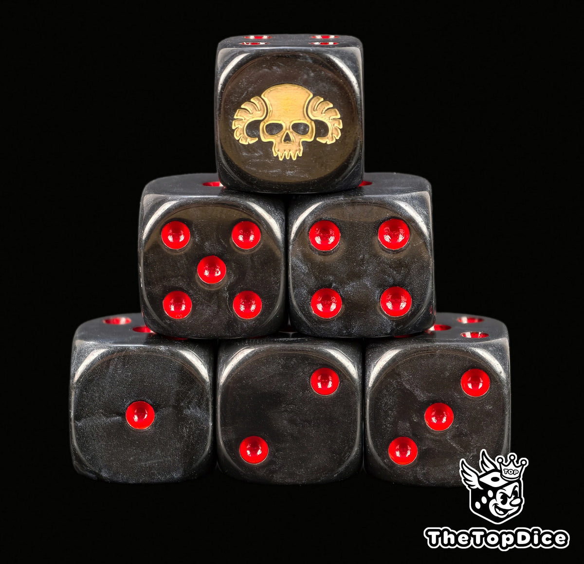 dados inspirados en los exorcistas de warhammer los marines espaciales de base de color negro puntos rojos y el logo es una calavera con cuernos color beige hueso