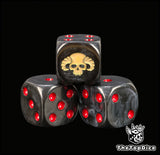 dados inspirados en los exorcistas de warhammer los marines espaciales de base de color negro puntos rojos y el logo es una calavera con cuernos color beige hueso