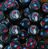 dados para harlequins eldar de warhammer base color negro y los puntos TIENEN 2 COLORES y no son puntos son diamond pips rombos de color azul y rojos y el logo es un harlequin de lado con careta blanca y tiene la cresta del pelo color rojo morado y azul