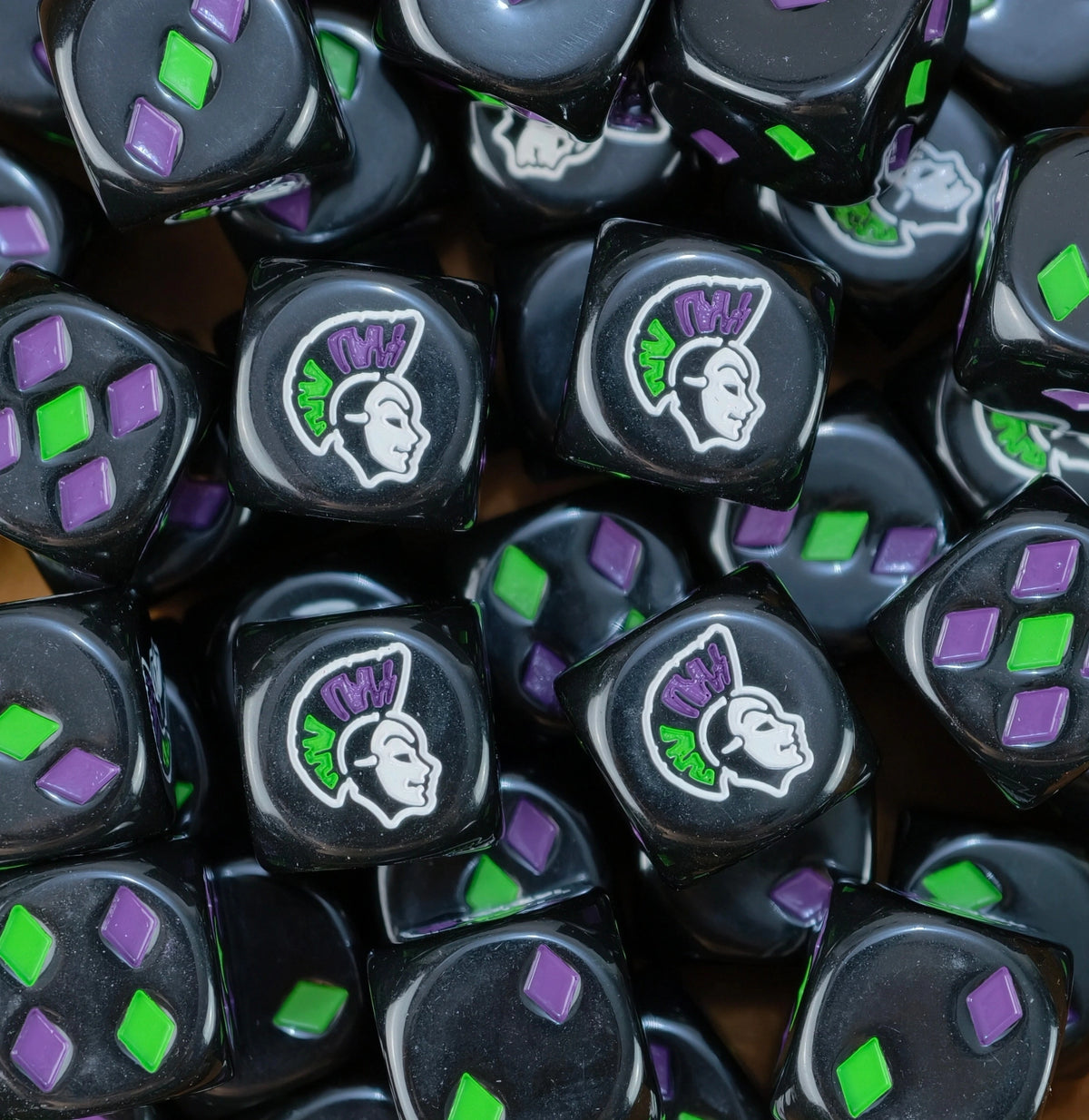 dados para harlequins eldar de warhammer base color negro y los puntos TIENEN 2 COLORES y no son puntos son diamond pips rombos de color purple y green y el logo es un harlequin de lado con careta blanca y tiene la cresta del pelo color morado y green