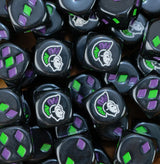 dados para harlequins eldar de warhammer base color negro y los puntos TIENEN 2 COLORES y no son puntos son diamond pips rombos de color purple y green y el logo es un harlequin de lado con careta blanca y tiene la cresta del pelo color morado y green