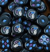 dados para harlequins eldar de warhammer base color negro y los puntos TIENEN 2 COLORES y no son puntos son diamond pips rombos de color azul y purple y el logo es un harlequin de lado con careta blanca y tiene la cresta del pelo color purple y morado