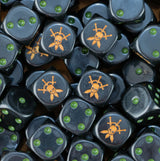 dados inspirados en los Gaunt's Ghosts de warhamemr de los astra militarum de base de color negro con puntos de color verde militar y el logo es una calavera atravesada por 3 espadas de colro dorado todo