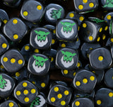 dados inspirados en los orkos iron jawz de warhammer de age of sigmar de base de color negro puntos amarillos y el logo es una cara de orko verde que tiene una mandibula de iron color silver