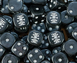 dados inspirados ne los deathwatch de warhammer los vigils xenos hunters de base de color negro puntos silver y el lgoo es una calavera como el logo original color silver