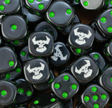 dados inspirados en todos los orkos de warhammer de base de color negro con puntos verdes y el logo es una calavera de orko de color blanco