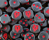 dados inspirados en todos los ejercitos del dios khorne de base de color negro con puntos rojos y el logo es el logo de khorne con una calavera el logo es rojo