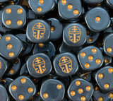 dados inspirados en los imperial knights de warhammer y adeptus titanicus de base de color negro con puntos dorados y el logo es un casco de imperial knight dorado