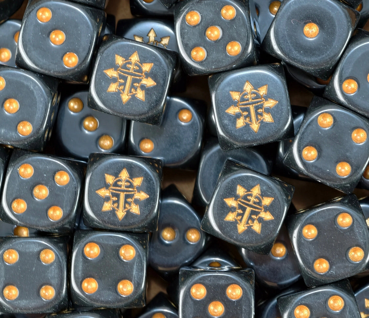 dados inspirados en los chaos knights de warhammer y adeptus titanicus de base de color negro con puntos dorados y el logo es un casco de chaos knight dorado