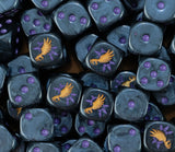 dados inspirados en los emperor of children de warhammer de base de color negro puntos purple y el logo es una garra con alas doradas y le rodea puntas del chaos purple