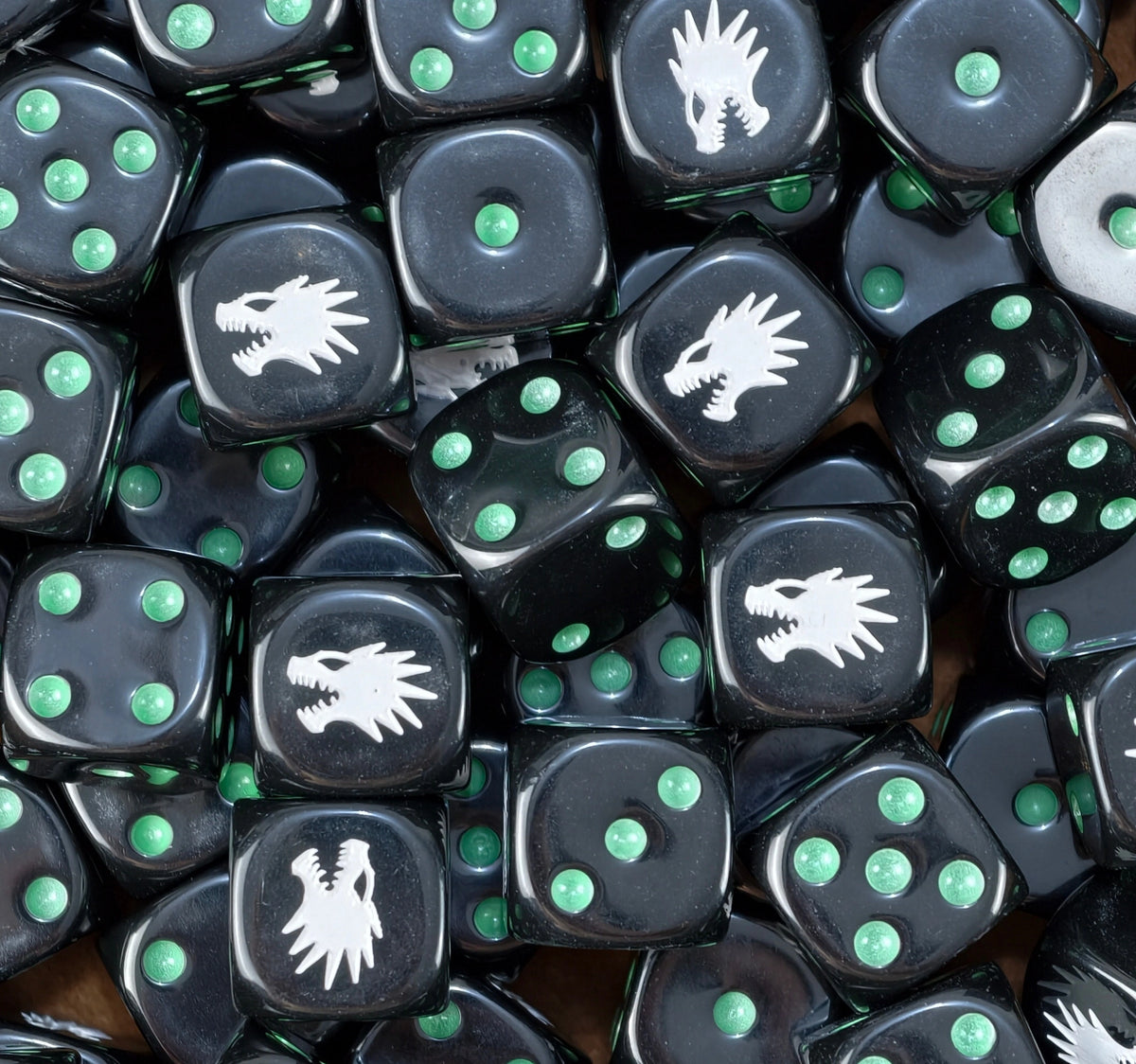 dados inspirados en los salamandras de warhammer los drake warriors de base de color negro con puntos verdes y el logo es una cara de salamandra dragon color blanco