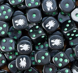 dados inspirados en los salamandras de warhammer los drake warriors de base de color negro con puntos verdes y el logo es una cara de salamandra dragon color blanco