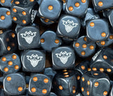 dados inspirados en la miniatura de warhammer de Be'lakor, el Señor Oscuro de base de color negro puntos dorados y el logo es la cara de Be'lakor color blanco