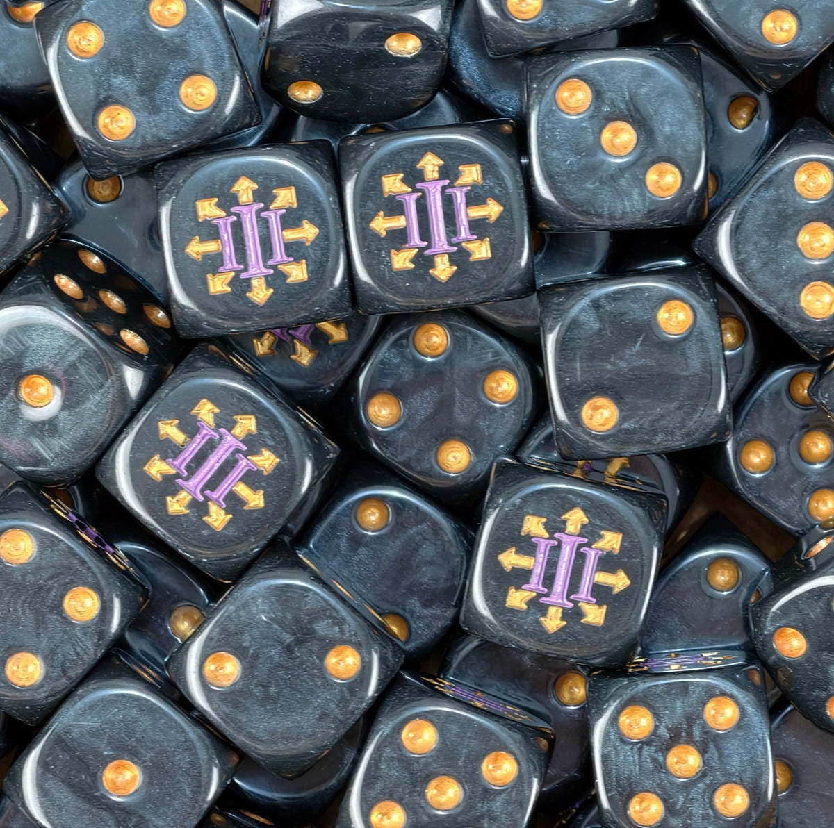 dados inspirados en los emperor of children de warhammer  de base de color negro puntos dorados y el logo es el numero de la legion III morado con puntas de estrella del chaos doradas