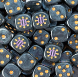 dados inspirados en los emperor of children de warhammer  de base de color negro puntos dorados y el logo es el numero de la legion III morado con puntas de estrella del chaos doradas