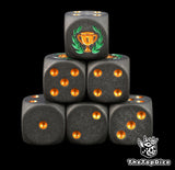 set de dados de blood bowl compatible con todo tipo de equipos estan diseñados para usarse como regalo de torneos de bloodbowl de base negra logos dorados y el logo es una copa de 1 de ganaddor dorado con un laurel grande verde
