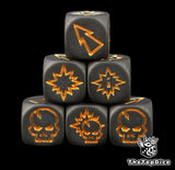 set de dados de blood bowl compatible con todo tipo de equipos estan diseñados para usarse como regalo de torneos de bloodbowl de base negra logos dorados y el logo es una copa de 1 de ganaddor dorado con un laurel grande verde