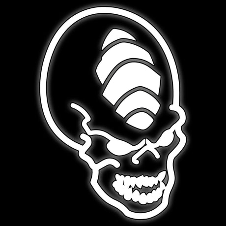 Ridged alien skull with a fanged grin, white on black, tile for brood cult xenos 16mm dice