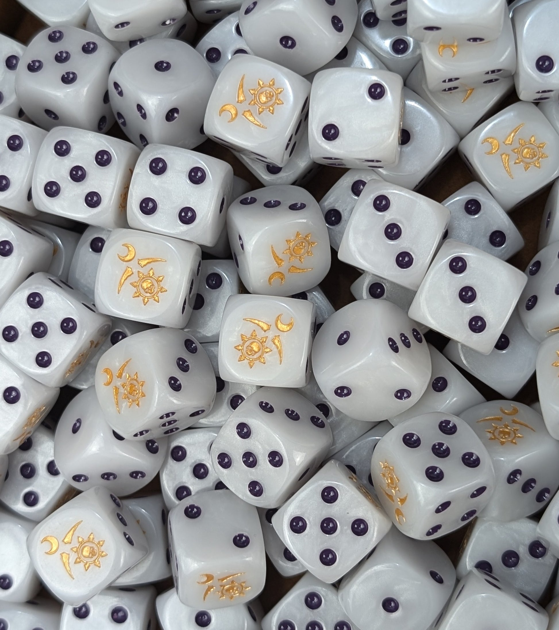 Custom white, gold and lilac dice for Warhammer Slaanesh forces