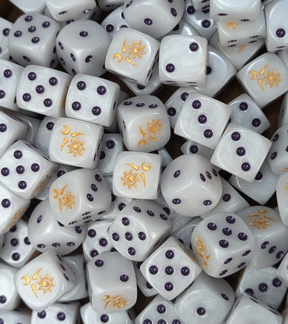 Custom white, gold and lilac dice for Warhammer Slaanesh forces