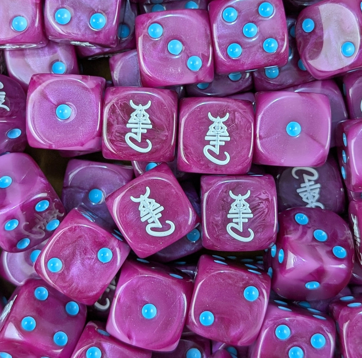 Pile of maroon spirit rune 16mm D6 dice for a sci-fi space elf army